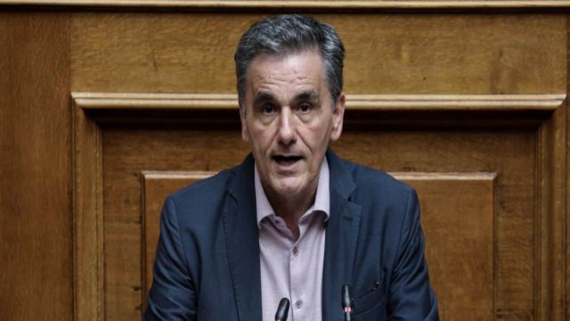 Η εντυπωσιακή μελαχρινή σύντροφος του Ευκλείδη Τσακαλώτου (ΦΩΤΟ)