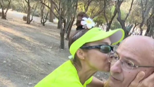 Γιώργος Τσελίκας: «Μόνο με την άδεια του άντρα μου» –  Απίθανη στιγμή με τουρίστρια να του δίνει φιλί και να της ζητά και δεύτερο