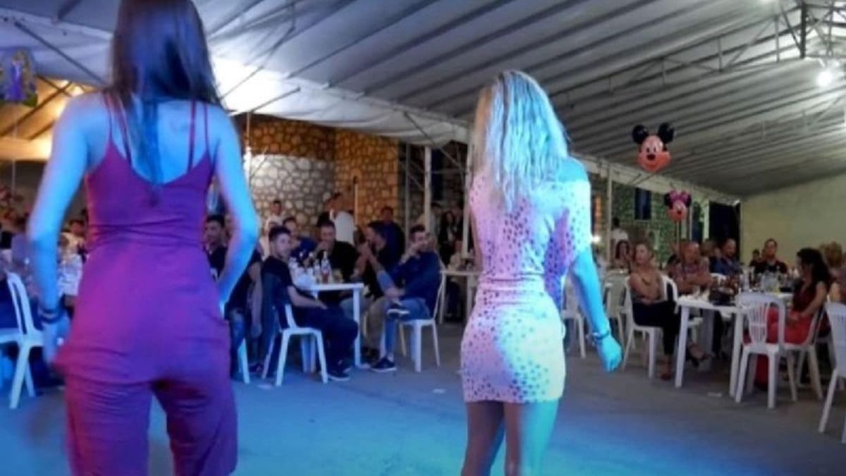 Αρρωστημένο τσιφτετέλι: Κοπέλες κολάζουν το διαδίκτυο δίνοντας και την ψυχή τους (Video)