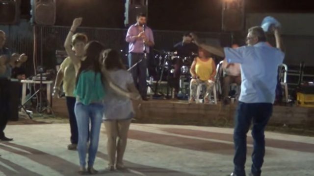 Μελαχρινό μοντέλο δίνει την αρχή και όλο το χωριό γίνεται ένα ατελείωτο τσιφτετέλι!
