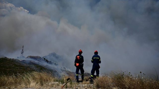 «Ήρωες κανονικοί και όχι πυροσβέστες του πληκτρολογίου»: Οργή και… υπόκλιση στο Twitter!