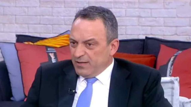 Βασίλης Στίγκας – Σπαρτιάτες: «Θεωρείτε σωστή την εικόνα δύο άντρες να φιλιούνται στον δρόμο;»