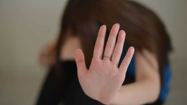 Σάλος στα Χανιά: 42χρονος χτύπησε και απείλησε με μαχαίρι τη γυναίκα του μπροστά στο παιδί τους