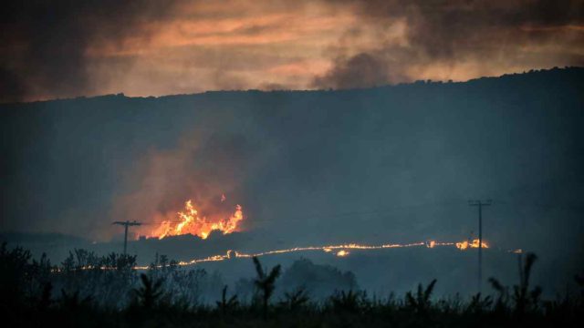 Πύρινη κόλαση με δύο νεκρούς στη Μαγνησία – Νέα 112 για εκκενώσεις, «σχεδόν ταυτόχρονα 6 εστίες φωτιάς μέσα σε δύο ώρες»