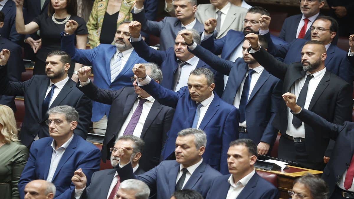 Βουλή: «Άρχισαν τα όργανα» με το καλημέρα – «Απαράδεκτο να κάθονται ανάμεσά μας οι “Σπαρτιάτες” δήλωσε ο ΣΥΡΙΖΑ»
