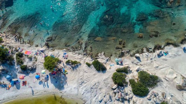 Μοιάζει με ζωγραφιά: Το παραθαλάσσιο ελληνικό χωριό με τις εξωτικές παραλίες και τον οικισμό ψαράδων
