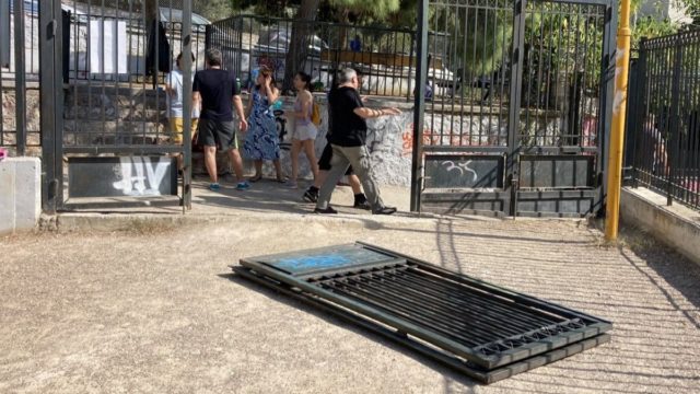 Σοκ στα Χανιά: Καγκελόπορτα πλάκωσε 11χρονο που έκανε διακοπές με την οικογένειά του