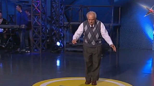 93χρονος λεβέντης παππούς χορεύει το πιο μάγκικο ζεϊμπέκικο και κάνει τα τσιμέντα να «πέσουν»!
