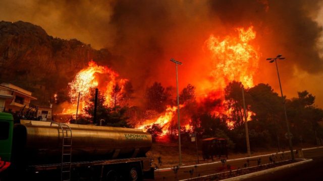 Φωτιές σε Αττική και Έβρο: Προς την Πάρνηθα κινείται το πύρινο μέτωπο – Δύσκολη νύχτα με θυελλώδεις ανέμους