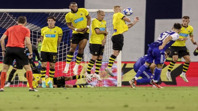Ντίναμο – ΑΕΚ: Ο Γαλανόπουλος έκανε το 2-1 στο 90′ κι έδειξε το μαύρο περιβραχιόνιο στους Κροάτες φιλάθλους