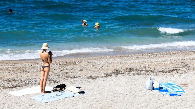 «Κίνημα της Πετσέτας»: Κινητοποιήσεις σε Χαλκιδική, Φαλάσαρνα και Λαγονήσι για ελεύθερες παραλίες