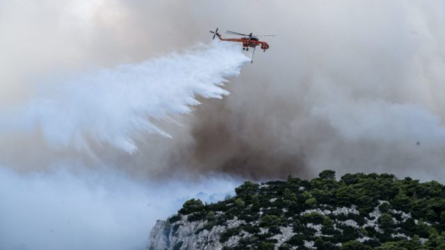 Έφτασε στον Εθνικό Δρυμό η φωτιά στην Πάρνηθα: Συνεχείς ρίψεις από εναέρια μέσα – Προς το Ολυμπιακό Χωριό κινούνται οι φλόγες