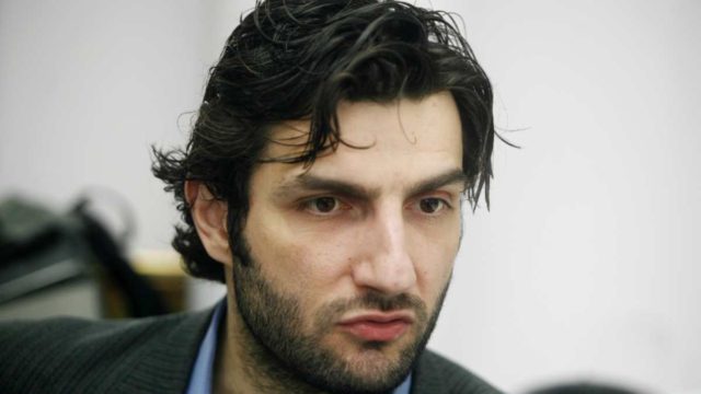Απίστευτη ομοιότητα: Ο Νίκος Κουρής ποζάρει με τον 16χρονο γιο του στην παραλία (photos)