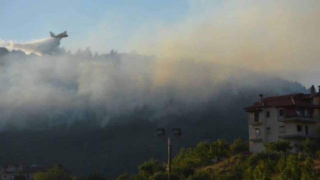 Φωτιά έξω από την Ορεστιάδα – Οι ισχυροί άνεμοι στέλνουν τους καπνούς μέσα στην πόλη