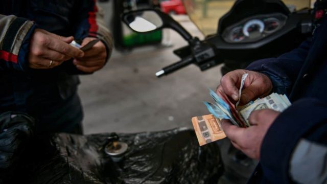 Πιο ακριβή και από την Ελβετία η βενζίνη στην Ελλάδα: 7η ακριβότερη στον κόσμο!