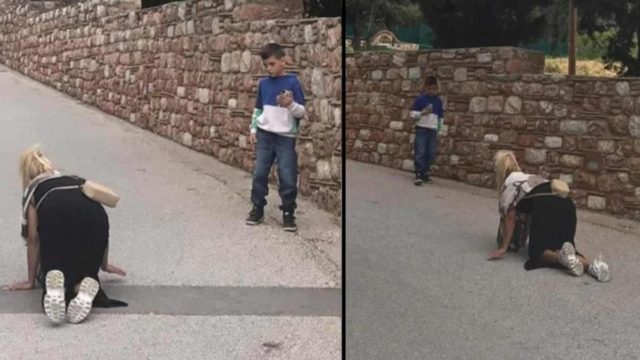 Άγιος Εφραίμ – Νέα Μάκρη: Γυναίκα βαδίζει στα γόνατα από το δρόμο και ο γιος την εμψυχώνει