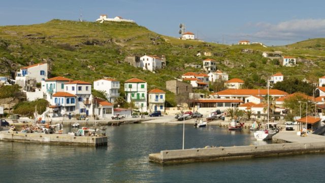 10 ευρώ την μέρα, με 300 κατοίκους: Το αποκομμένο νησί του ανατολικού Αιγαίου με τις μαγευτικές παραλίες