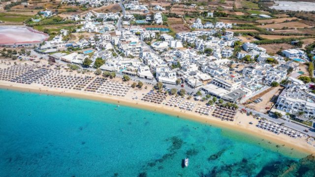 Άγιος Προκόπιος: H 1,5 χιλιόμετρο παραλία νησί των Κυκλάδων με την χρυσή αμμουδία