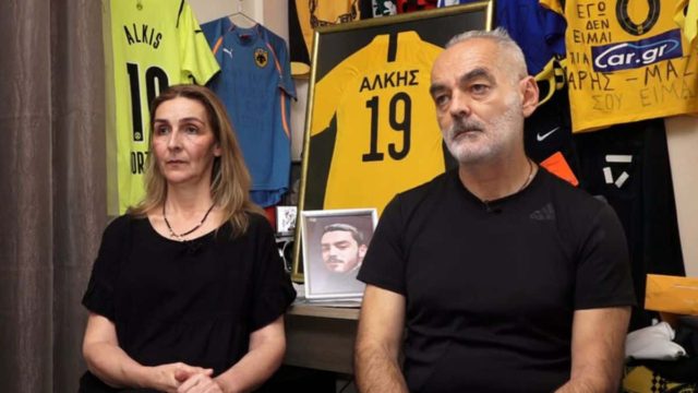 Συγκλονίζουν οι γονείς του Άλκη Καμπανού: «Διπλώθηκα στον πόνο όταν έμαθα ότι πέθανε» – Ο πόνος για τον χαμό του γιού τους και τα συναισθήματα για την δικαστική απόφαση (video)