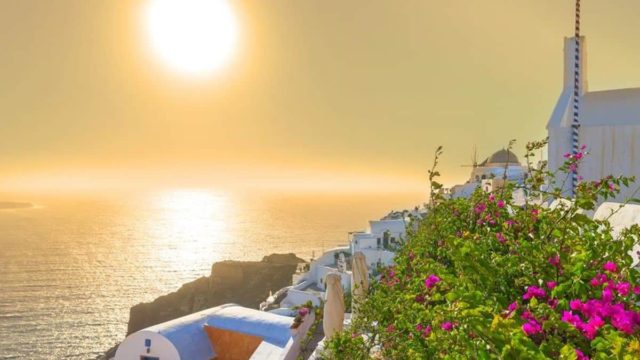 Η Φωτογραφία της Ημέρας: Ανατολή ηλίου από την μαγευτική Σαντορίνη