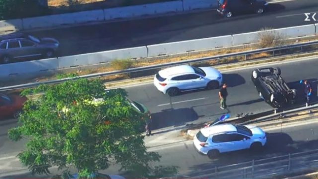 Τρομακτικές εικόνες στην παραλιακή: Ανατροπή αυτοκινήτου  στο ύψος του ΣΚΑΪ – Εγκλωβισμένος ο οδηγός