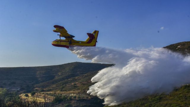 Δύο εστίες φωτιάς στην Άνδρο – Επιχειρούν επίγειες και εναέριες δυνάμεις