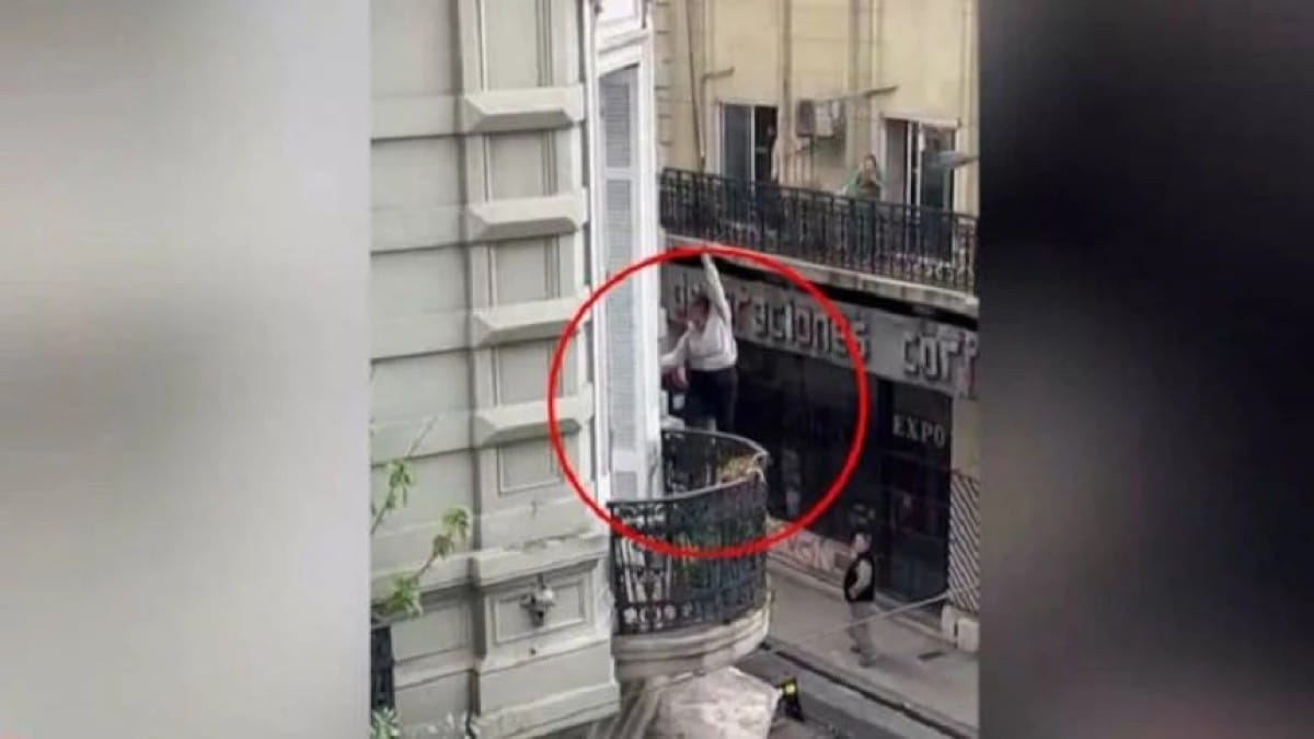 Σοκαριστική απόδραση 65χρονης από το φλεγόμενο σπίτι της – Κρεμάστηκε από καλώδιο (Video)