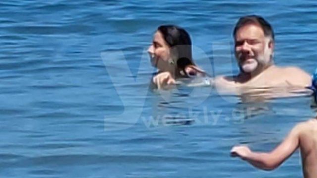 Βουτιές σε παραλία της Κρήτης για τον Γρηγόρη Αρναούτογλου και την Νάνσυ Αντωνίου