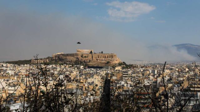 Η φωτογραφία της ημέρας: Πυκνοί καπνοί πάνω από την Αθήνα
