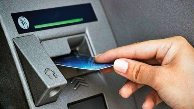 Μέθοδος «φουρκέτα»: Η πιο ύπουλη απάτη στα ATM της χώρας – Πώς να προστατευτείτε