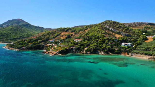 Παραλίες Αττικής: Τρεις επιλογές με καταγάλανα νερά και λίγο κόσμο που θυμίζουν νησί