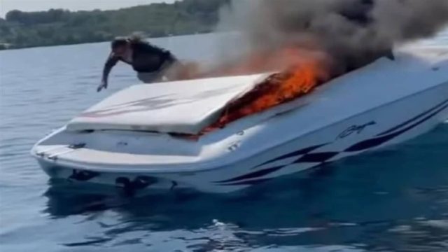 Τρομακτικό βίντεο: Ζευγάρι πηδάει από βάρκα που έχει τυλιχθεί στις φλόγες, λίγο πριν εκραγεί