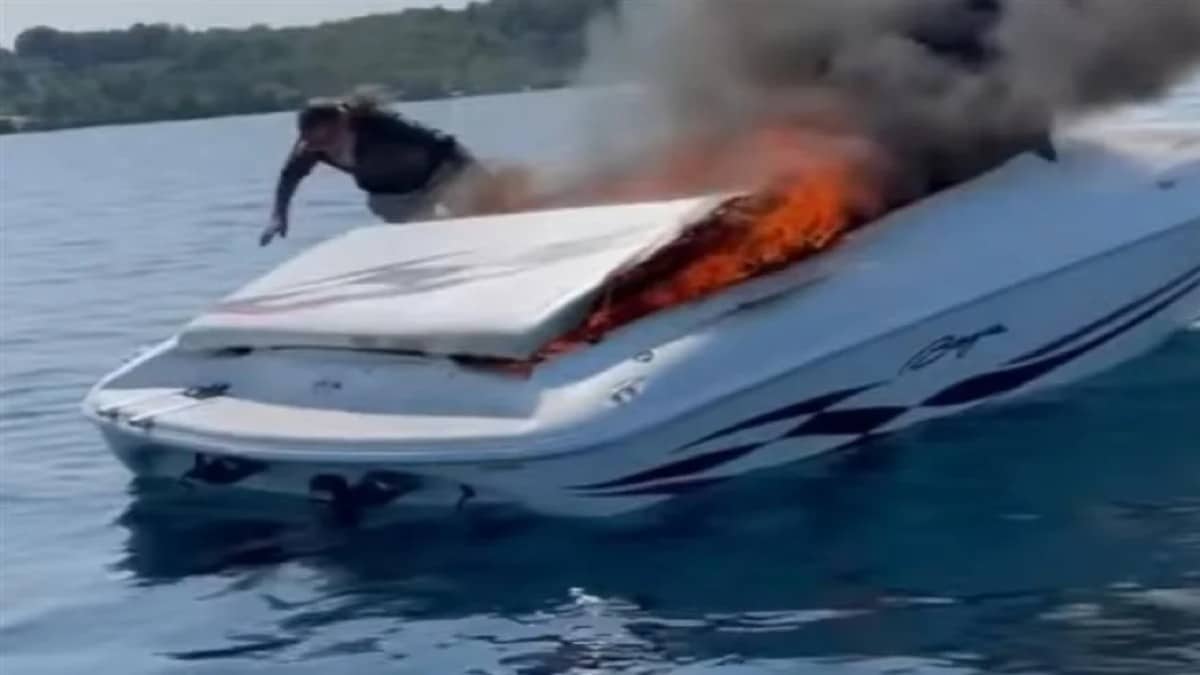 Τρομακτικό βίντεο: Ζευγάρι πηδάει από βάρκα που έχει τυλιχθεί στις φλόγες, λίγο πριν εκραγεί