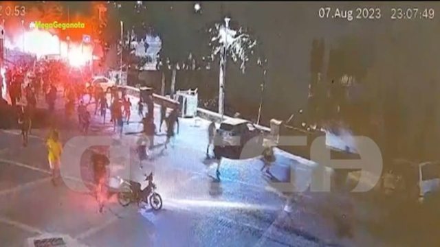 Νέα Φιλαδέλφεια: Νέο βίντεο-ντοκουμέντο από την καταδρομική έφοδο των Κροατών χούλιγκαν έξω από την «Αγια Σοφιά» – Η χαλαρή… παρέλαση των φονιάδων από τα Πευκάκια
