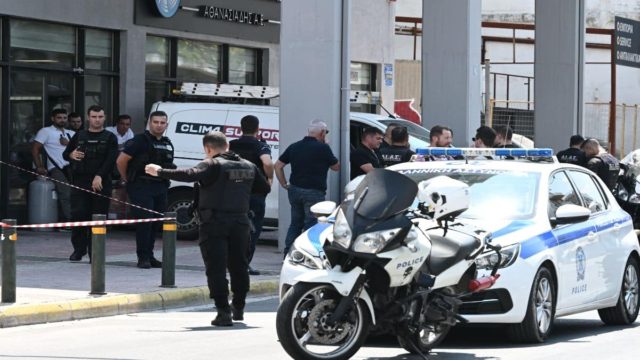 Κολωνός: Βίντεο ντοκουμέντο από τη στιγμή που ο ληστής δέχεται πυροβολισμούς και σωριάζεται – Γνώριμος των Αρχών ο δράστης