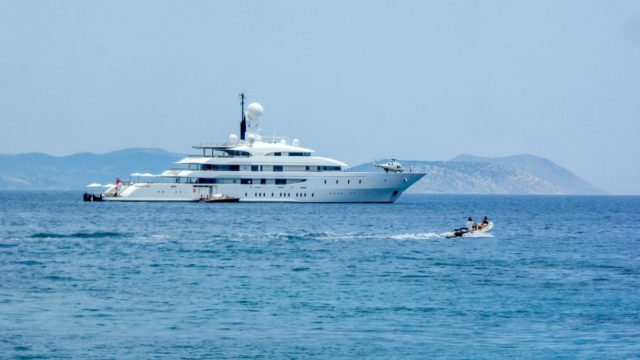 Τραγωδία στη Μύκονο: Βοηθητικό σκάφος θαλαμηγού έπεσε σε βράχια – Ένας νεκρός