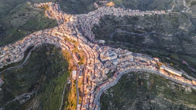 Centuripe: Η εντυπωσιακή κωμόπολη της Σικελίας που τα σπίτια της σχηματίζουν άνθρωπο (photos)