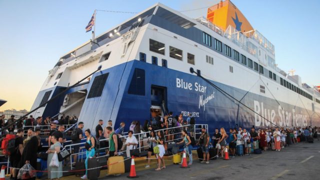 «Έρημος» η Αττική: Πάνω από 50.000 έφυγαν χθες (13/8) για Δεκαπενταύγουστο (videos)