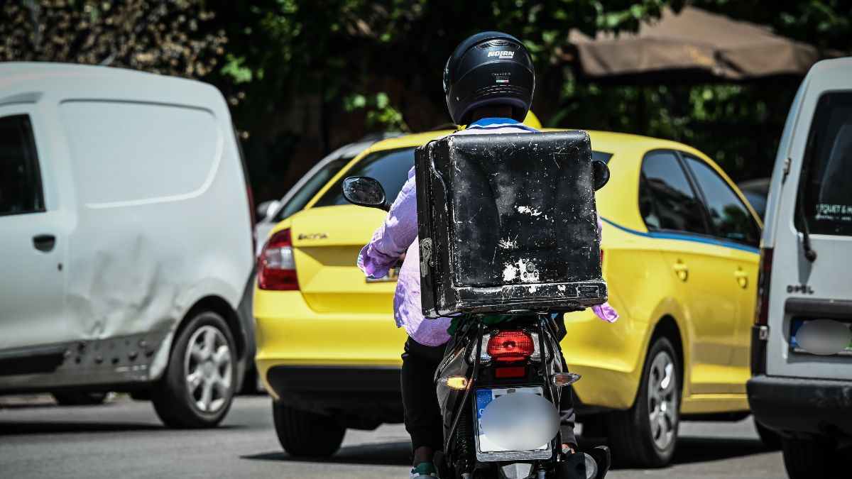 Θεσσαλονίκη: Ενώπιον ανακριτή βρέθηκε ο 27χρονος διανομέας που χτύπησε μέχρι εσχάτων 50χρονο επειδή του έκανε παρατήρηση