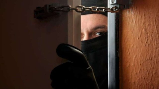 Τρόμος για ανήλικο στα Τρίκαλα: Διαρρήκτης του ζητούσε επίμονα να ανοίξει την πόρτα – Τι συνέβη
