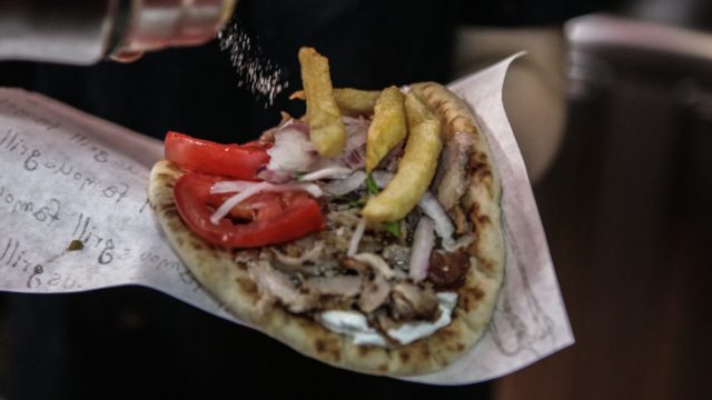 Πιτόγυρο από «χρυσάφι» – Εξωφρενικές τιμές σε Αθήνα και νησιά (Video)