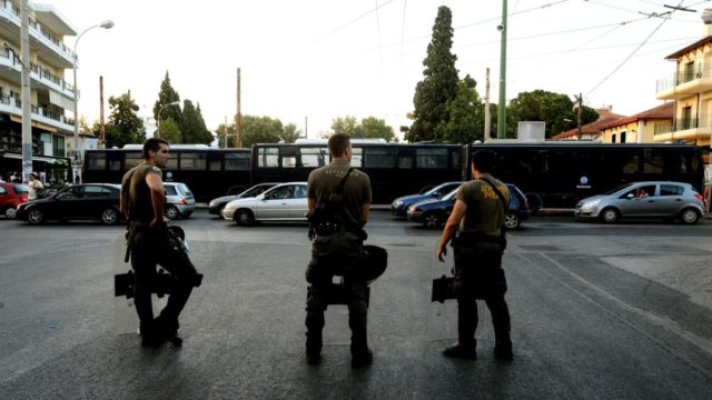 Επεισόδια στη Νέα Φιλαδέλφεια: Απομακρύνονται επτά αξιωματικοί της ΕΛΑΣ μετά τη δολοφονία του 29χρονου Μιχάλη από Κροάτες χούλιγκανς