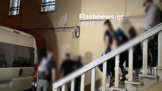 Εμπορία βρεφών στα Χανιά: Προφυλακιστέοι ο “εγκέφαλος” γιατρός και τρία ακόμη στελέχη της μονάδας – Οι μαραθώνιες απολογίες (Video)