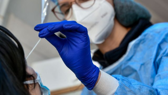 ΕΟΔΥ – Κορωνοϊός: Αυξήθηκε η θετικότητα – 24 θάνατοι και 16 διασωληνωμένοι την τελευταία εβδομάδα