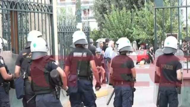 Δολοφονία Μιχάλη Κατσουρή: Επεισόδια στην Ευελπίδων ανάμεσα σε οπαδούς της ΑΕΚ και αστυνομία (video)