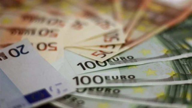 Επίδομα 1.602 ευρώ: Ουρές στα ATM – Ποιοι οι δικαιούχοι