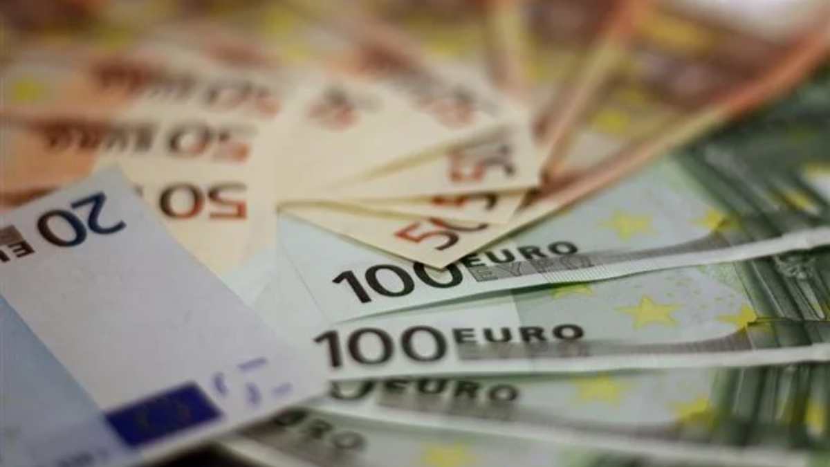 Επίδομα 1.602 ευρώ: Ουρές στα ATM – Ποιοι οι δικαιούχοι