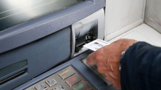 «Στις ράγες» επίδομα 150 ευρώ για όλους – Πότε και πώς το λαμβάνετε