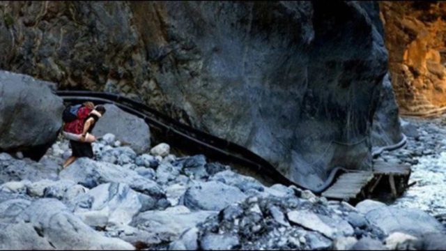 Μια υπέροχη ιστορία αγάπης: Διέσχισε το φαράγγι της Σαμαριάς μεταφέροντας στην πλάτη την ΑμεΑ κόρη του