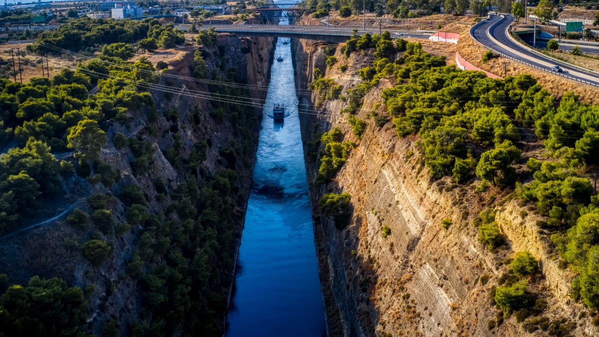 Φορτηγό πλοίο με 10 μέλη πληρώματος «βρήκε» στη διώρυγα της Κορίνθου